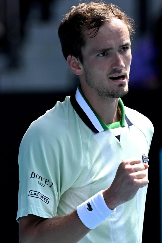 凭借顽强的 凭借顽强的